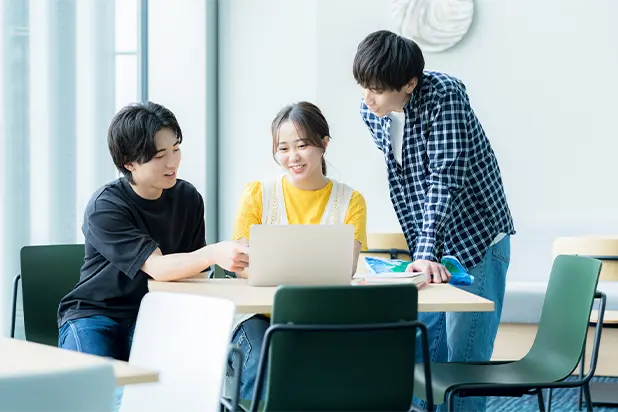 派遣先の仕事について話し合う日本人スタッフたちの様子